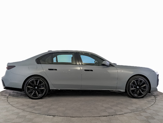фото BMW 7 (G70) 2023