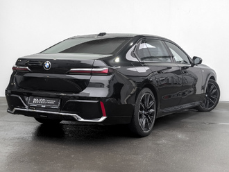 фото BMW 7 (G70) 2023