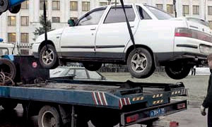 В Москве в авральном режиме эвакуируют припаркованные автомобили